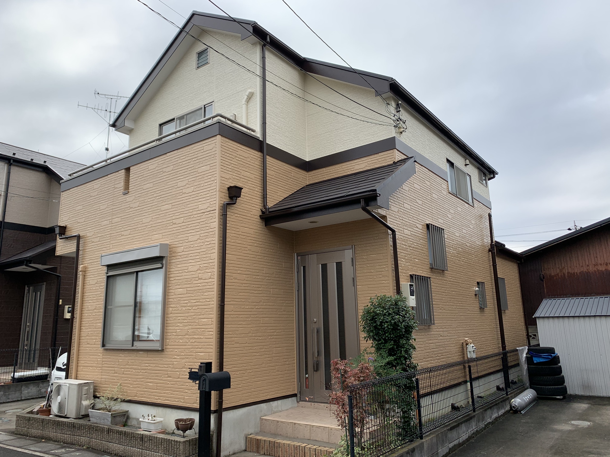 川越市I様邸　屋根、外壁塗装工事　１Fをベージュ色に変え明るいイメージになりました。