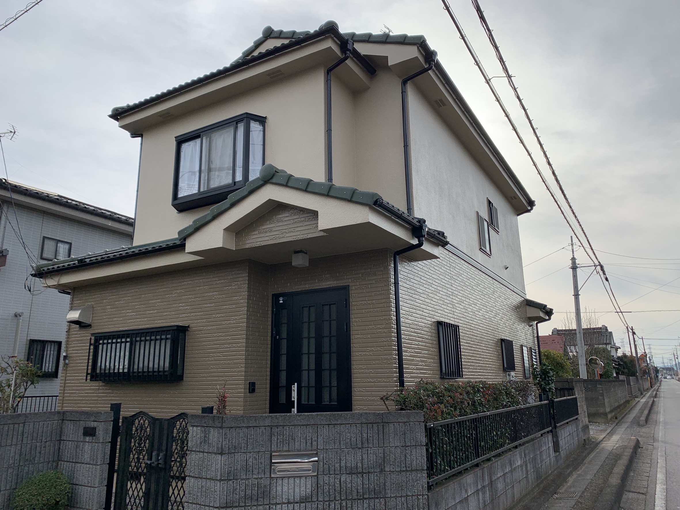鶴ヶ島市I様邸　外壁塗装工事　べージュ系のツートン色に変え落ち着いたイメージになりました。