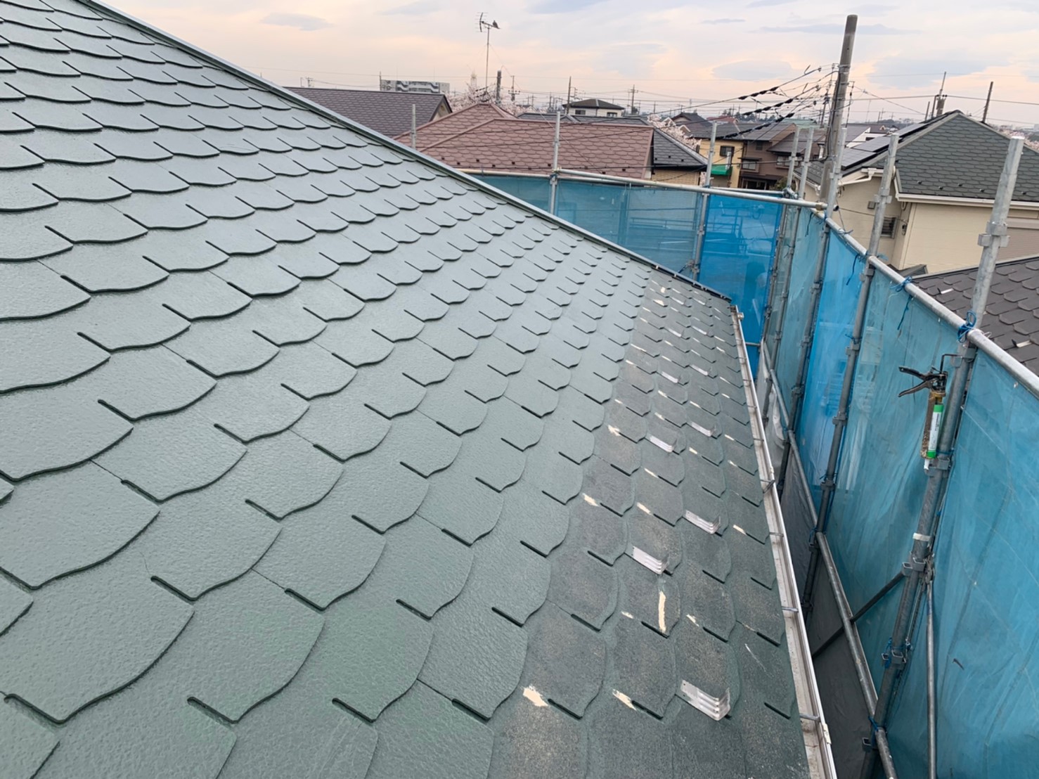 埼玉県川越市　W様邸　屋根塗装　中塗り作業